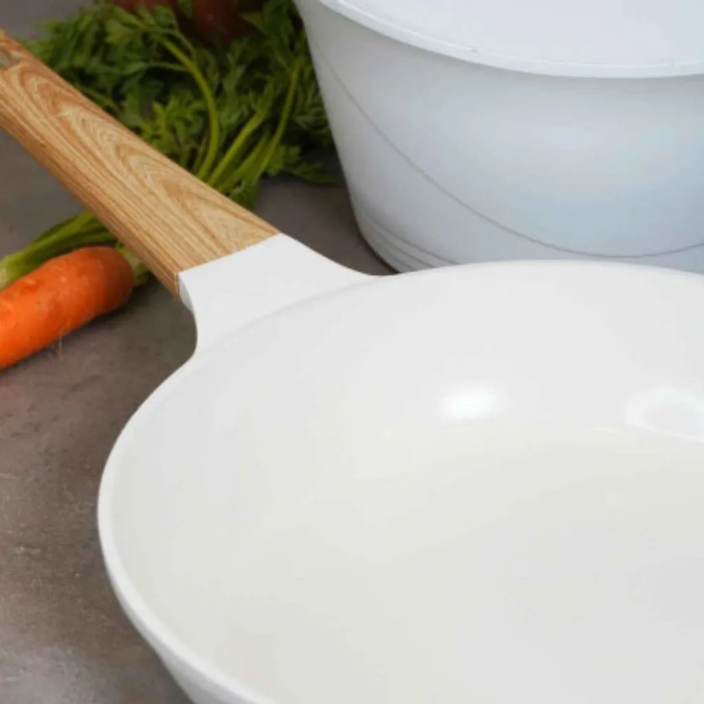 Profil latéral de la poêle blanche Cookut Polaire 24 cm avec manche imitation bois
