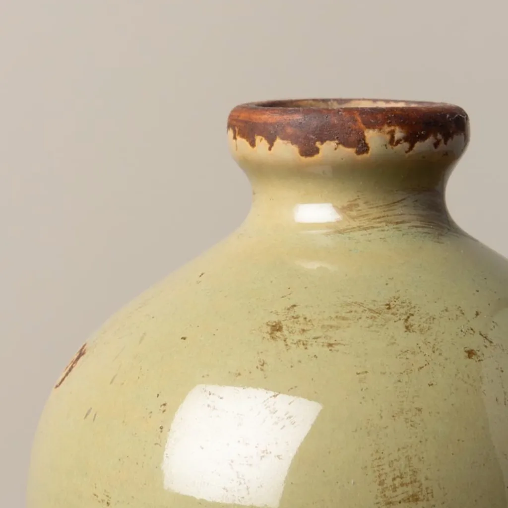 Gros plan sur la céramique du vase Bulle lichen, finition brute et patinée
