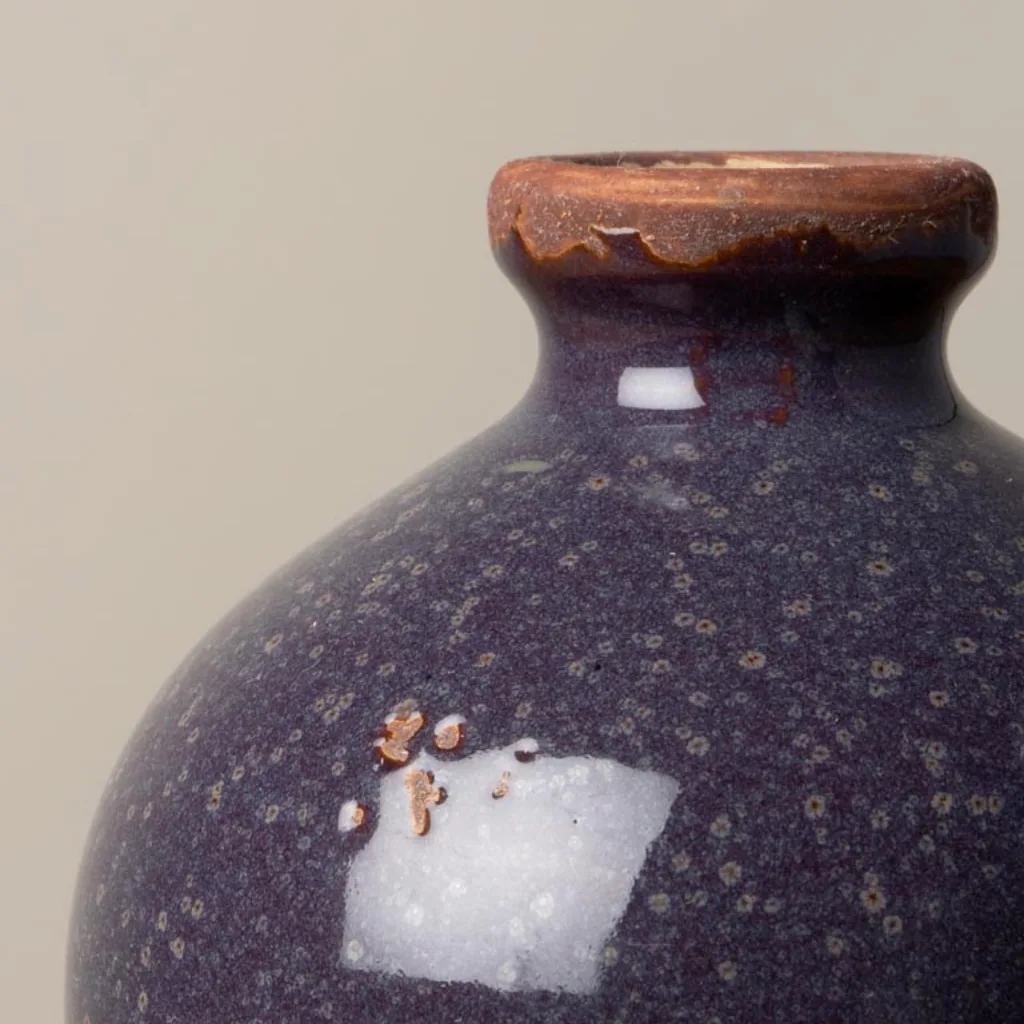 Gros plan sur le vase Bulle myrtille, céramique texturée à finition patinée