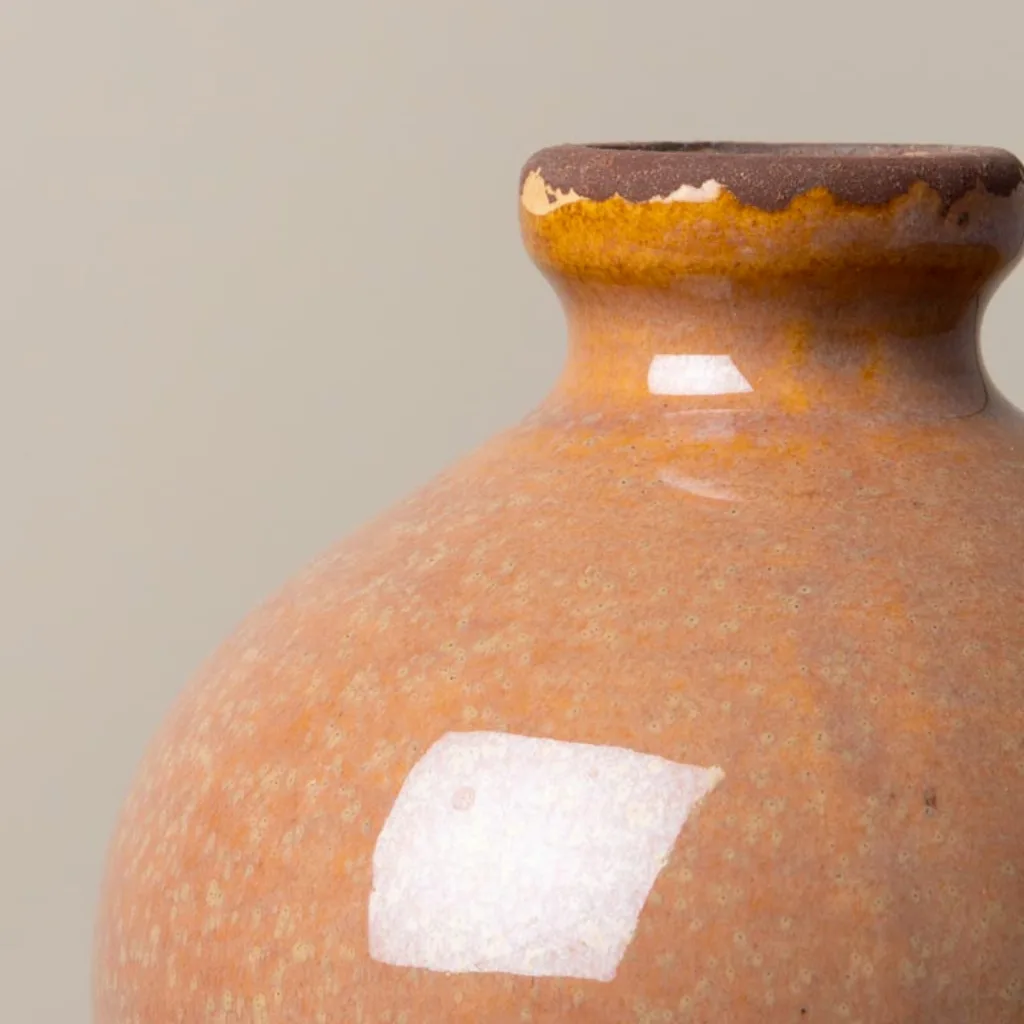 Gros plan sur le vase Bulle en céramique rose crème, détails des aspérités