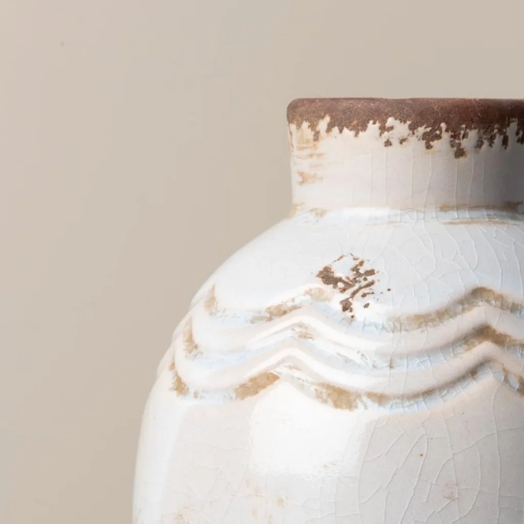 Gros plan sur le vase CHEHOMA blanc, céramique patinée et texturée