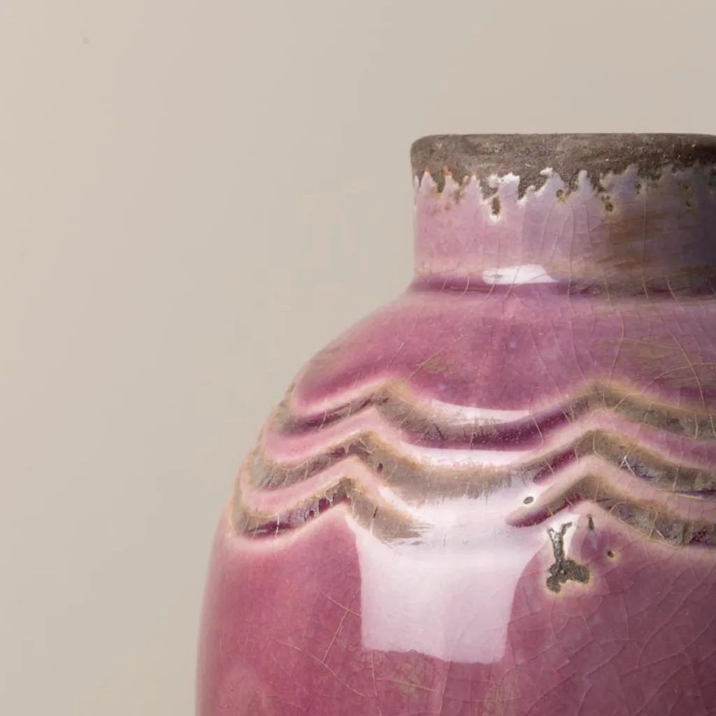 Gros plan sur les détails du vase rose foncé CHEHOMA en céramique texturée