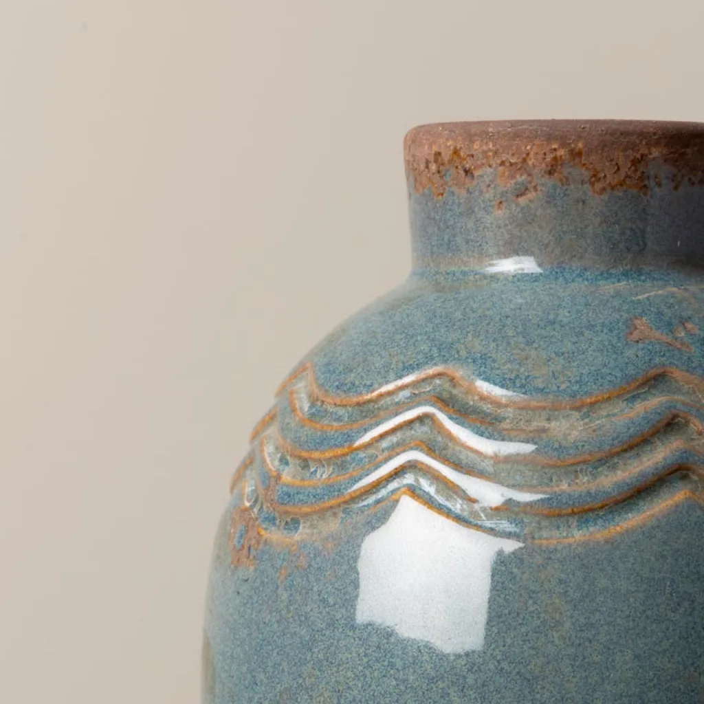 Détail du vase CHEHOMA bleu gris avec finition céramique vieillie