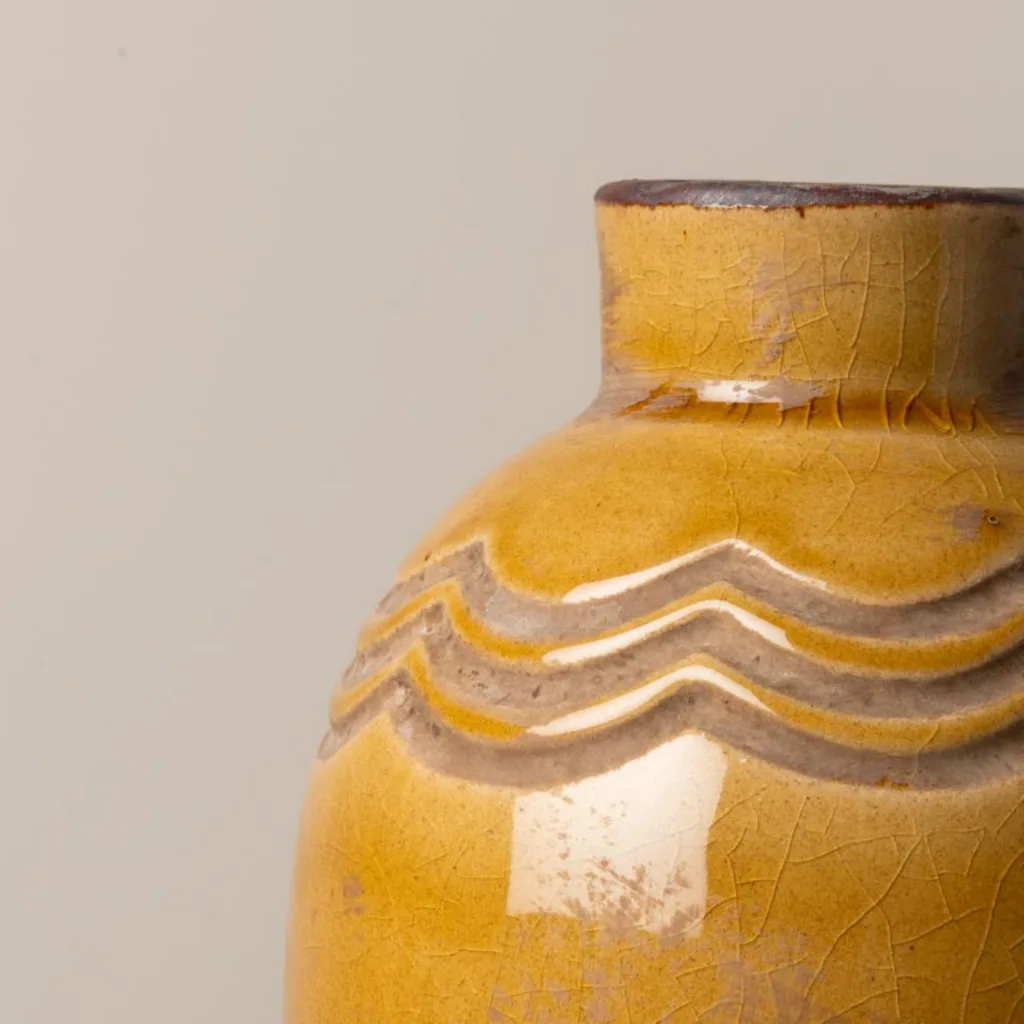 Gros plan sur la texture patinée du vase moutarde CHEHOMA en céramique