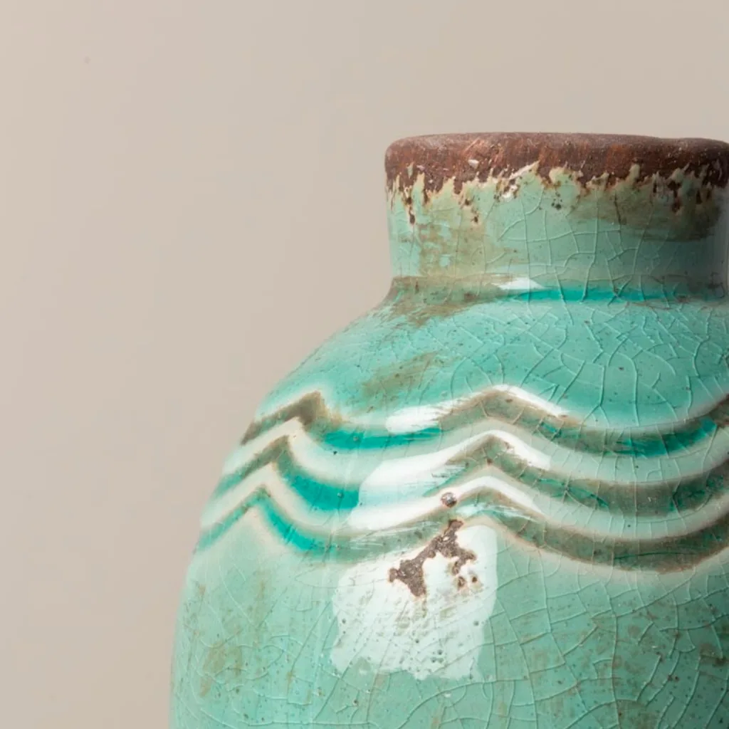 Gros plan sur la céramique turquoise effet vieilli du vase CHEHOMA