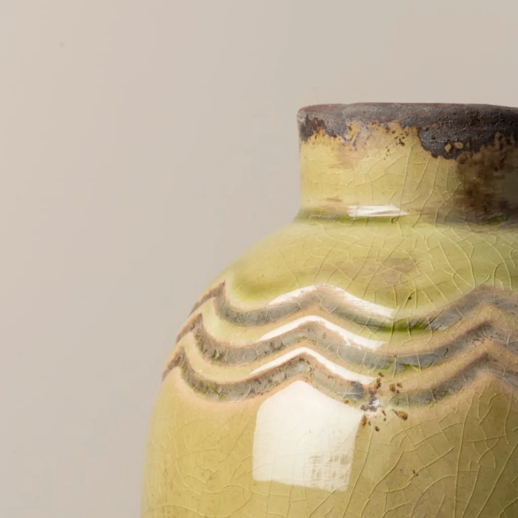 Zoom sur le vase CHEHOMA en céramique vert pâle avec texture vieillie